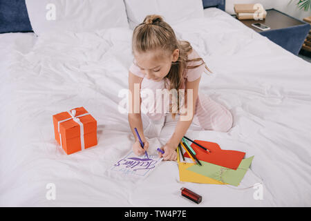 Dessin enfant adorable sur les pères jour carte de souhaits près de boîte-cadeau et de feuilles de papier coloré Banque D'Images