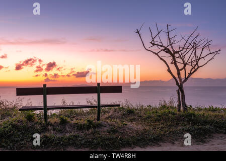 Banc sur falaise avec coucher du soleil sur la mer à Peroulades. L'île de Corfou. La Grèce. Banque D'Images