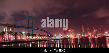 Image montrant une scène de nuit au Port de Los Angeles, y compris le Vincent Thomas bridge. Banque D'Images