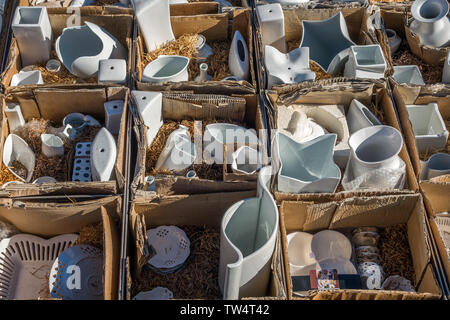 Chamonix, France - 23 mars 2019 : divers articles en porcelaine blanche sur l'affichage dans les bacs caisses et boîtes en marché le samedi place à Chamonix F Banque D'Images