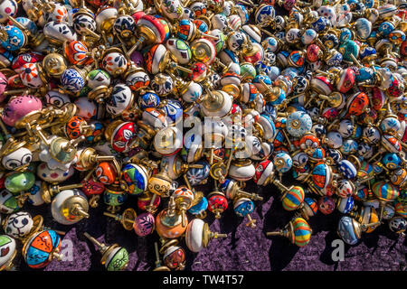 Chamonix, France - 23 mars 2019 : Des centaines de porcelaine colorée artisan et laiton poignées réparties sur l'écran en vente sur un étal du marché Le tableau a Banque D'Images