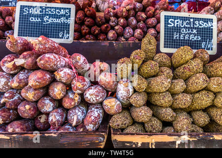 Chamonix, France - 23 mars 2019 : Des piles de produits locaux artisanaux faits à la main les saucisses sur affichage pour vendre au marché le samedi Banque D'Images