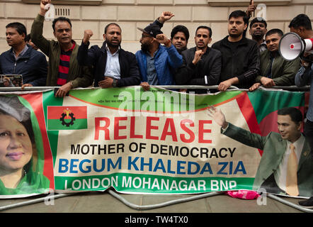 Londres, Royaume-Uni. 18 juin 2019. Voix haute protestation de la communauté bangladaise Londres, le Parti nationaliste du Bangladesh (BNP) en face de l'Office des affaires étrangères, Londres, pour demander la libération de prison de la Bégum Khaleda Zia, l'ancien premier ministre du pays et pour les nouvelles élections indépendantes. Il est frappant que le Bangladesh a une longue tradition de femmes Premier ministres des principaux partis politiques. Crédit : Joe Keurig / Alamy Banque D'Images