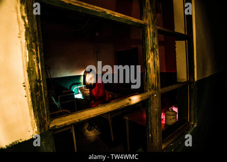 Maison hantée d'horreur sur le thème de l'hôpital, pièce secrète s'échapper. Banque D'Images