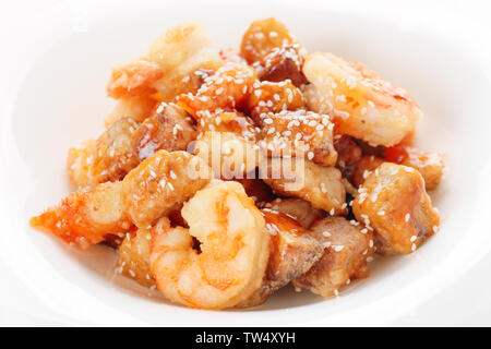 Aubergines frites et les Crevettes en sauce aigre-douce, chinese food Banque D'Images