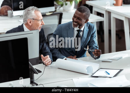 Vue supérieure de l'avion d'affaires multiculturelles smiling in office Banque D'Images
