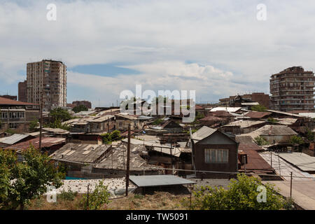 De nombreux immeubles d'appartements et maisons à plusieurs étages sur le fond de ciel Banque D'Images