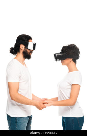 Heureux couple latino lors du port de casque de réalité virtuelle isolated on white Banque D'Images