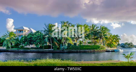 Grand Cayman, îles Caïmans, Nov 2018, maisons de la grande région portuaire par un canal menant à la mer des Caraïbes Banque D'Images