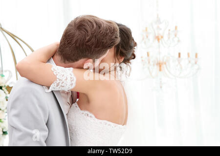 Happy couple kissing on jour de mariage, à l'intérieur Banque D'Images