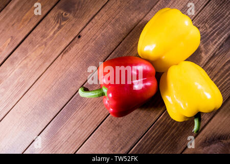 Paprika frais colorés sur une table en bois sombre. Les légumes frais. Banque D'Images