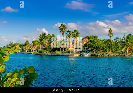 Grand Cayman, îles Caïman, janvier 2019, villa au bord de la mer des Caraïbes dans la région de Governors Creek Banque D'Images