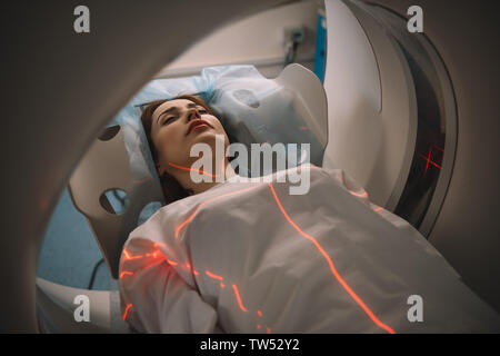Beautiful woman lying on bed scanner tomographie à l'hôpital au cours de test Banque D'Images