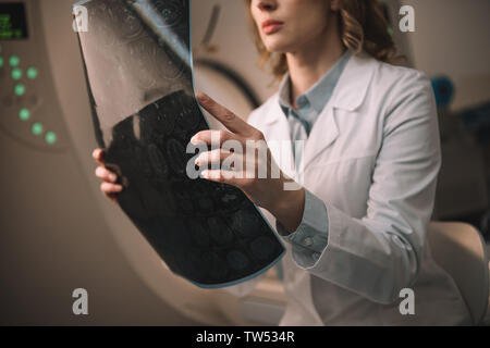 Portrait de radiologue holding x-ray diagnostic assis à tomodensitomètre Banque D'Images