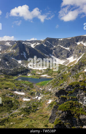 Vue panoramique sur le lac Trèfle sur montagne de Rila en Bulgarie d'un point de vue avec une vue sur les environs de sommets rocheux impressionnant Banque D'Images