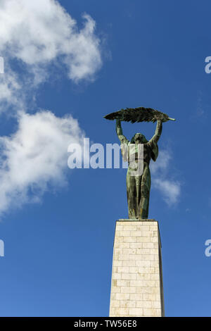 BUDAPEST, HONGRIE - Mars 2018 : La Statue de la liberté ou liberté statue trône sur la colline Gellert, au-dessus de la ville de Budapest. Banque D'Images