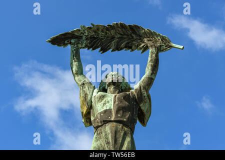 BUDAPEST, HONGRIE - Mars 2018 : La Statue de la liberté ou liberté statue trône sur la colline Gellert, au-dessus de la ville de Budapest. Banque D'Images