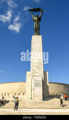 BUDAPEST, HONGRIE - Mars 2018 : Le grand angle vue de la Statue de la liberté ou liberté statue trône sur la colline Gellert, au-dessus de la ville de Budapest. Banque D'Images