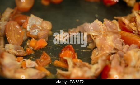 Oignon bacon tomates carottes dans une casserole Banque D'Images