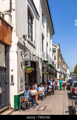 Vous pourrez dîner en plein air au Lemonia, un restaurant grec, Regent's Park Rd, Primrose Hill, Londres NW1, Angleterre, Royaume-Uni. Banque D'Images