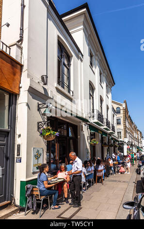 Diners de manger dehors dans le restaurant grec, Regent's Park Road, Primrose Hill, London NW1, Angleterre, Royaume-Uni. Banque D'Images