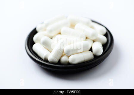 Creatine Capsules. Complément alimentaire Musculation sur fond blanc. Copy space Banque D'Images