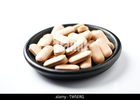 Le rosea de Rhodiola. Racine d'or, rose racine. Avec des pilules à base de plantes médicales. Banque D'Images