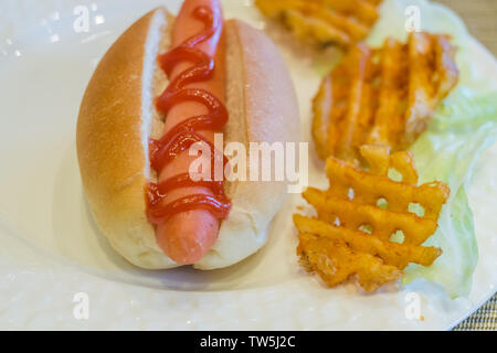 Une plaque de hot-dogs et frites. Banque D'Images