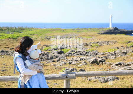 Mère et bébé asiatique il voyage en famille dans le parc en bord de mer à Zanpa Zanpa cape à Okinawa, Japon Banque D'Images