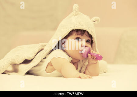 Baby Girl Playing with toy on blanket at home Banque D'Images