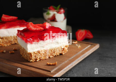 Salade de fraises délicieux bretzel sur planche de bois Banque D'Images