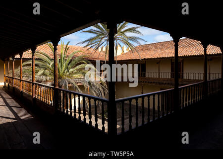 Cour intérieure de la maison historique des Colonels de Fuerteventura, Iles des Canaries, une belle terrasse en bois avec des palmiers Banque D'Images