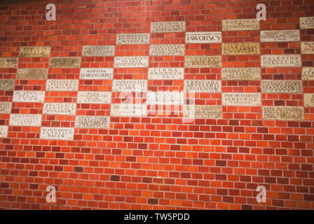 Plaques commémoratives sponsorisées enterrées dans un mur de fortification au château de Wawel Hill à Cracovie, en Pologne Banque D'Images