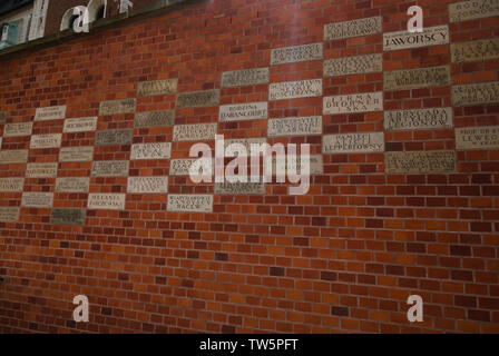 Plaques commémoratives sponsorisées enterrées dans un mur de fortification au château de Wawel Hill à Cracovie, en Pologne Banque D'Images