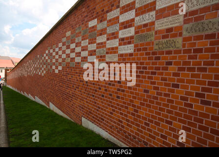 Plaques commémoratives sponsorisées enterrées dans un mur de fortification au château de Wawel Hill à Cracovie, en Pologne Banque D'Images