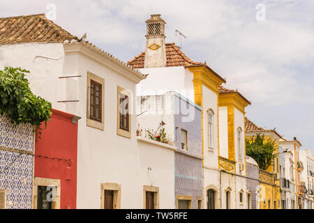 Vieux bâtiments colorés, avec des carreaux et une garniture ligne rue à Tavira, Portugal dans la région de l'Algarve Banque D'Images