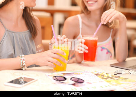 Belles jeunes femmes de boire de la limonade dans cafe Banque D'Images