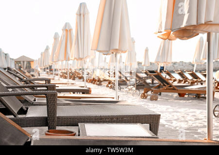 Chaises vides avec patio parasols sur la plage Banque D'Images