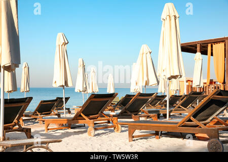 Chaises vides avec patio parasols sur la plage Banque D'Images