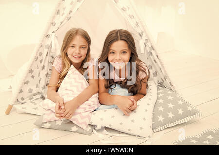 Soirée Pyjama Pour Les Enfants. Filles S'amusant Tipi House. Loisirs De  Fille. Des Sœurs Partagent