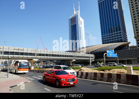 Dubaï, Émirats arabes unis - 19 novembre : le trafic des voitures Dubai se trouve près de la station de métro de Dubaï et Emirates Towers le 19 novembre, 2017 Banque D'Images