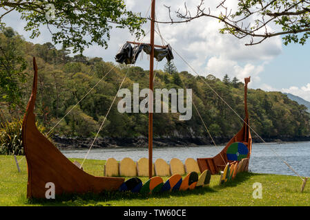 Contreplaqués maquette de bateau viking à la baie de Kenmare en l'honneur de la prochaine course de radeau Vikingdom à Kenmare, dans le comté de Kerry, en Irlande. Banque D'Images