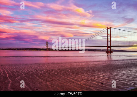 Le Humber Bridge au coucher du soleil, Humberside, Royaume-Uni Banque D'Images