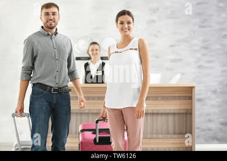 Jeune couple près de réception dans l'hôtel Banque D'Images