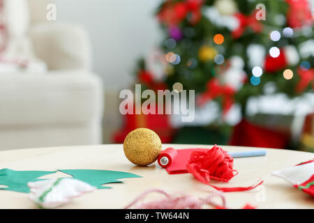 La décoration de l'artisanat de Noël sur la table Banque D'Images