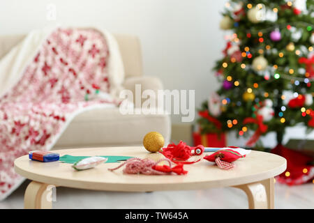 La décoration de l'artisanat de Noël sur la table Banque D'Images