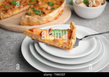 Pelle avec tranche de pizza sur plaques Banque D'Images