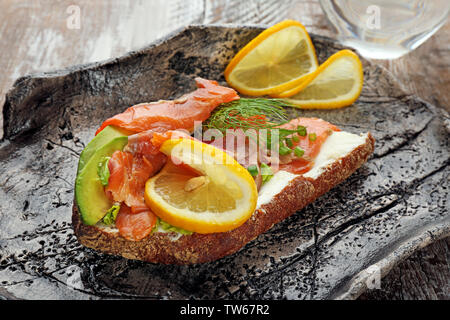 Sandwich au saumon et citron sur la plaque Banque D'Images