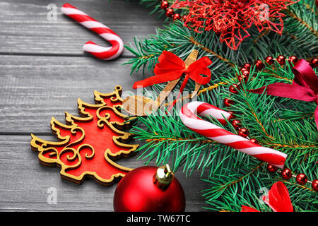 Belle composition avec des branches de sapins et décorations sur fond de bois. La musique de Noël concept Banque D'Images