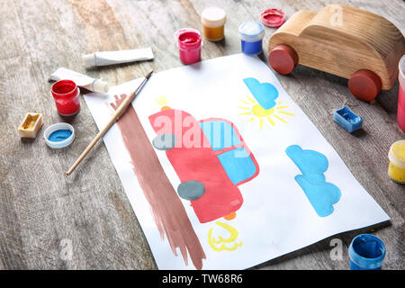 L'enfant de peinture voiture rouge sur la table Banque D'Images